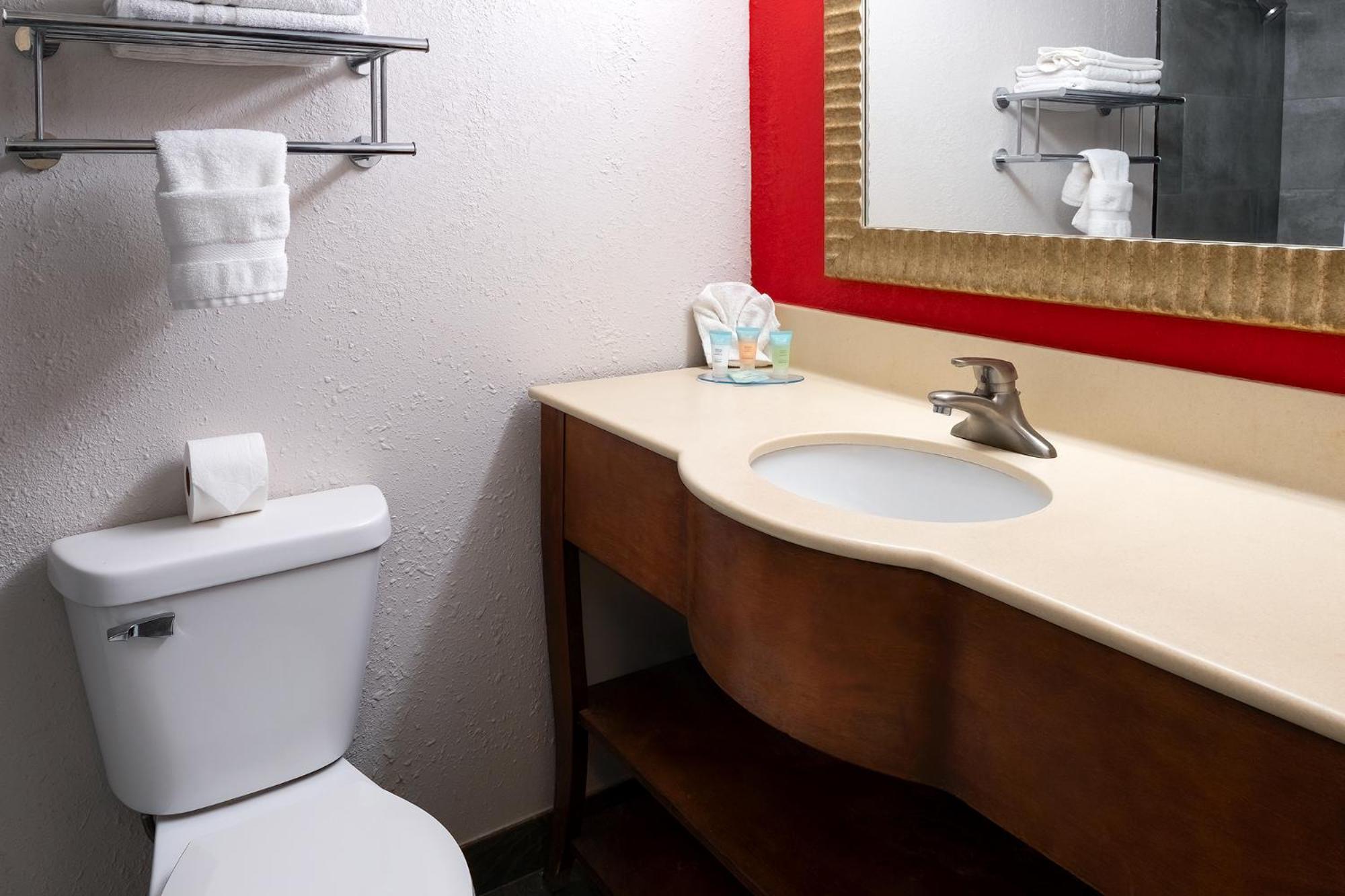American Inn & Suites Ferndale Екстериор снимка